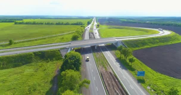 La voiture roule le long de l'autoroute. Vue aérienne moderne de l'autoroute. Nouvelle vue sur la route moderne. Survoler l'autoroute — Video