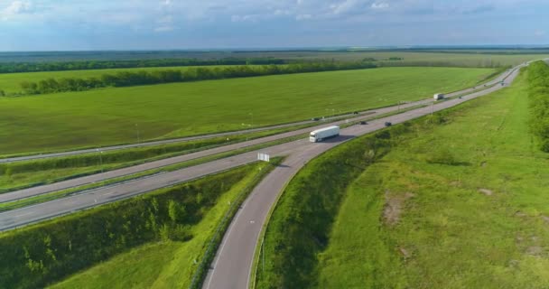 Велика дорога з видом на машину в гарну погоду. Автомобілі їздять по шосе за містом. Транспортна розв'язка на шосе . — стокове відео