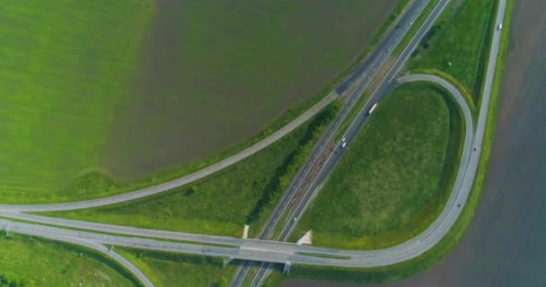 Samochód jedzie wzdłuż autostrady. W drodze do domu. Nowoczesny widok z autostrady. Nowy nowoczesny widok z góry drogi. Latanie nad autostradą — Wideo stockowe