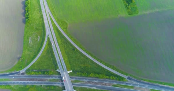 汽车沿着公路行驶.现代公路空中景观。新的现代道路顶视图。飞过高速公路 — 图库视频影像