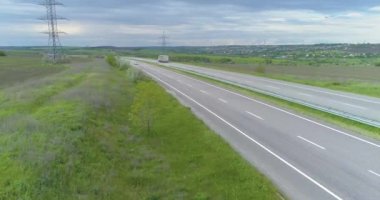 Yeni modern yol manzarası. Otobanda uçuyor. Araba otoyol boyunca sürer. Eve dönüş yolu. Modern otoyol hava manzarası.