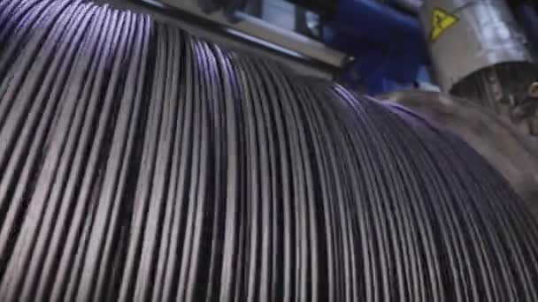 Кабельная фабрика. Намотка электрического кабеля к кабелю в процессе производства. Кабельная пдродукция. Крупный план — стоковое видео
