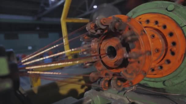 Maskinen blandar koppartråd i en fabrik. Anläggning för tillverkning av kabeln. Blandning av koppartråd. Närbild av en kopparkabel. — Stockvideo