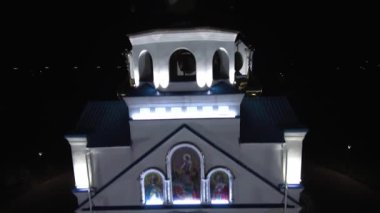 Ortodoks kilisesi geceleri havadan. Kilise geceleri aydınlanıyordu. Geceleri Ortodoks Kilisesi