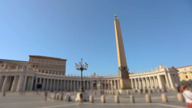 St. Peters Meydanı genel uçak planı. St. Peters Meydanı 'nda birçok insan meydanda yürür. İtalya, Roma,