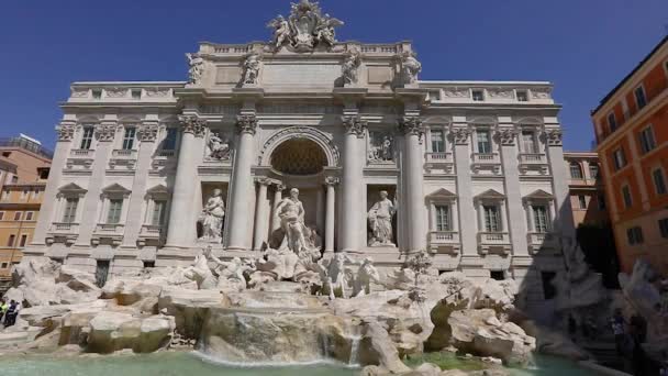 Trevi Çeşmesi Roma 'da, Trevi Çeşmesi güneşli havada, Trevi Çeşmesi yakınlarında turistler — Stok video