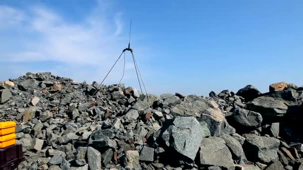 Detonátor, amiért felrobbantotta a talajt egy kőbányában. Sárga detonátor egy vasércbányában. — Stock videók