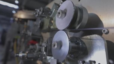 Fabrikada kablo yalıtım işlemi. Kablo Yalıtım Makinesi. Kablo yalıtımı