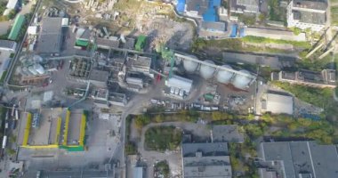 Modern fabrikaları olan sanayi bölgesi. Endüstriyel bölge üzerinde uçuş. Üst görüşü yerleştir. Sarı bitki