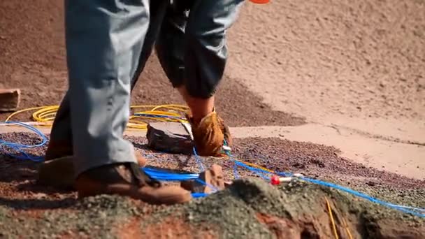 El proceso de colocación de explosivos en una cantera de mineral de hierro. Los explosivos trabajan en una cantera. Trabajos explosivos en la cantera — Vídeo de stock