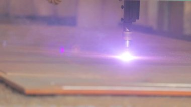 Metali gaz kesimiyle kesiyor. Cnc gazı kesimi. Gaz kesimi.