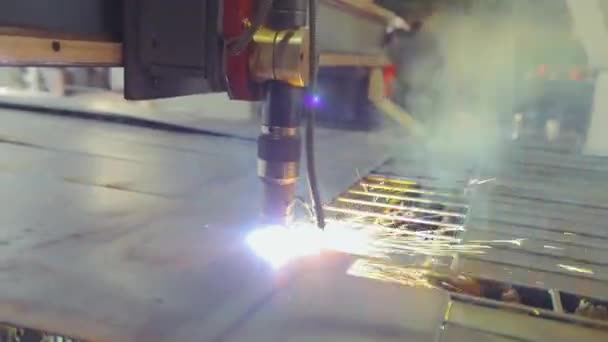 Lavorare il taglio del gas. Taglio del gas in una fabbrica primo piano. Taglio di sbozzi metallici su una macchina CNC. — Video Stock