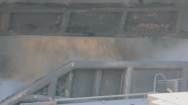 Kokain işleminden sonra kokain fırını kömürünün soğutulması. Kola fırını kömür üretimi. Metalurji girişimi