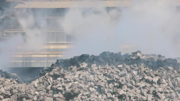 Kouř z horkého koksárenského uhlí. Koksárenská baterie, výroba koksárenského uhlí, koksárenská pec. — Stock video