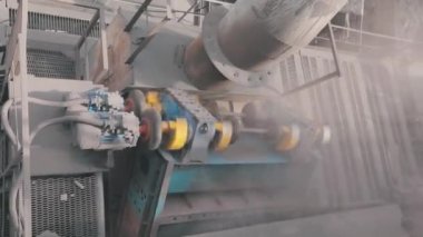 Fabrikada dönüşümlü ekipman. Üretim süreci. Fabrika iş akışı. Bir fabrikadaki büyük mekanizmaların işi.