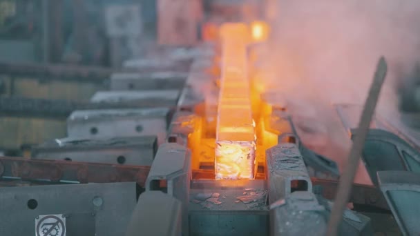 현대 공장에서 사용하는 뜨거운 금속입니다. 금속 공장에서 금속 생산 과정. 현대 금속 공장 — 비디오