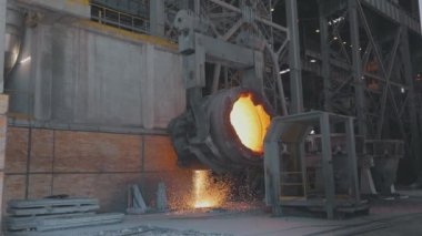 Sıcak metal kepçe. Metalurjik bir fabrikada endüstriyel iç mekan. Ağır çekimde çıkan kıvılcımlar