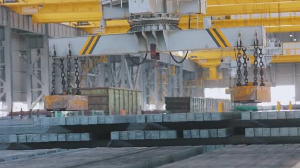 Una moderna grúa aérea en amarillo en un gran taller. Moderna grúa puente. Una grúa aérea en el taller está cargando. — Vídeo de stock