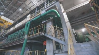 Metal atölyesi. Metal üretim atölyesinin içinde. İçeriden gelen modern bir metal fabrikası. Bir metalürji fabrikasında endüstriyel iç mekan.