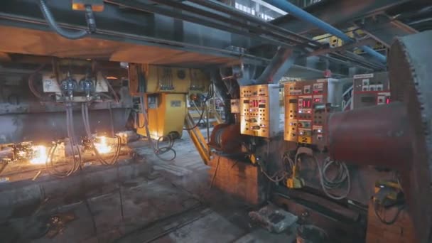 Procédé de production de métal dans une usine métallurgique. Métal rouge chaud dans une usine moderne. Usine métallurgique moderne — Video