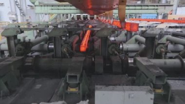 Metalurji fabrikasında metal üretim süreci. Modern bir fabrikada kırmızı sıcak metal. Modern metalurji fabrikası
