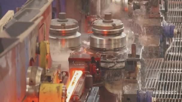 Processo de produção de metal em uma fábrica metalúrgica. Metal quente vermelho em uma fábrica moderna. Fábrica metalúrgica moderna — Vídeo de Stock