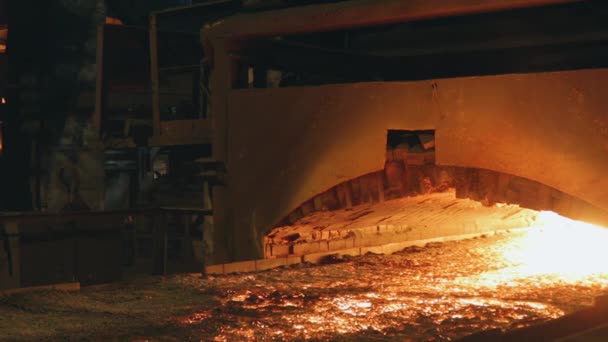 코크스 오븐 석탄 생산. 코코넛 석탄 용광로 안에. 뜨거운 코크스 석탄 — 비디오
