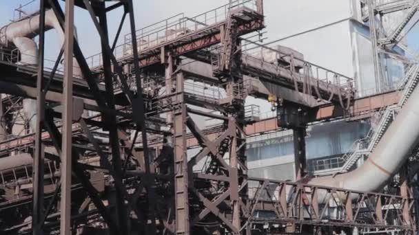 Extérieur d'une usine moderne. Structures métalliques dans une grande usine. Extérieur d'une grande entreprise — Video