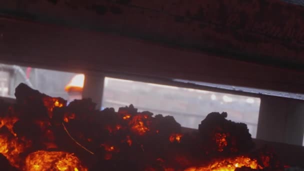 Proceso de coque de carbón, proceso de fabricación de carbón de horno de coque. Carbón de coque caliente sale del horno. — Vídeos de Stock