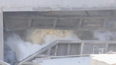 Kokain işleminden sonra kokain fırınının kömürü soğuyor. Kola fırını kömür üretimi. Metalurji girişimi