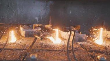 Metalurji fabrikasında metal üretim süreci. Modern bir fabrikada kırmızı sıcak metal. Modern metalurji fabrikası