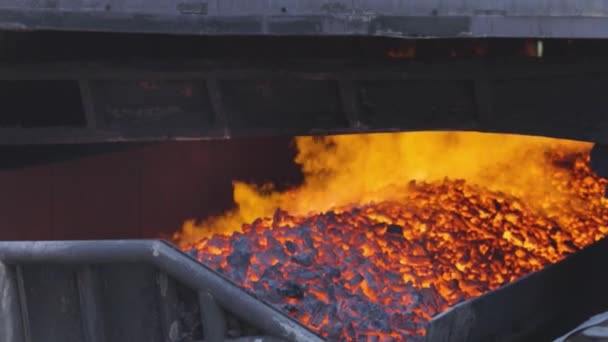 El carbón de coque caliente sale del horno. Proceso de coque de carbón, proceso de fabricación de carbón de horno de coque — Vídeos de Stock