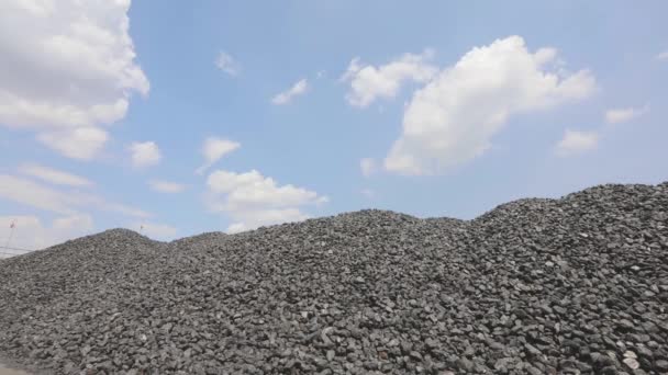 Вугілля на складі. Гора коксового вугілля на тлі проміжного неба. Вугілля в наявності — стокове відео