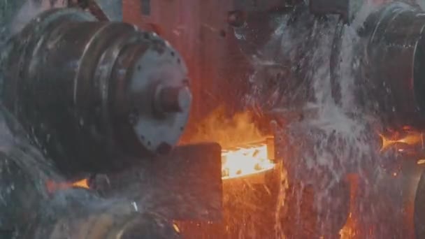 Red hot metal in a modern factory. Metal production process in a metallurgical factory. Modern metallurgical factory — Stock Video