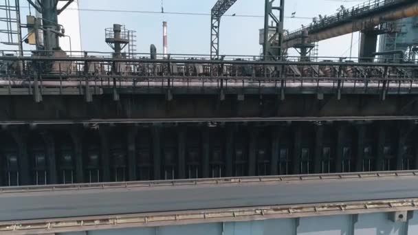 Vista aérea da bateria do forno de coque. Industrial exterior de uma grande fábrica. Voar sobre uma bateria de forno de coque, exterior de uma grande planta metalúrgica — Vídeo de Stock