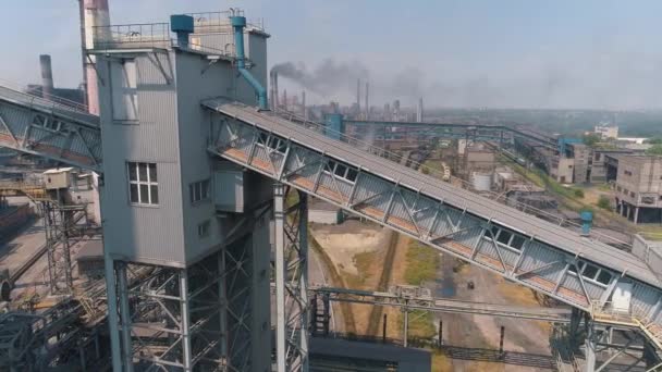 Flug über ein großes Hüttenwerk. Große metallurgische Anlage Luftaufnahme Emissionen einer metallurgischen Anlage — Stockvideo