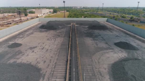 Una gran zona moderna de almacenamiento de carbón. Carbón del horno de coque en la vista superior del almacén al aire libre. Vuelo sobre un almacén de carbón al aire libre — Vídeo de stock