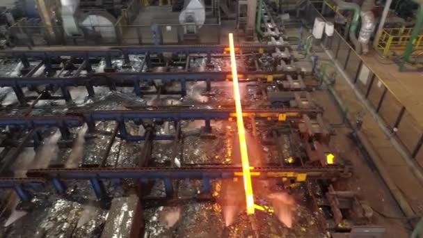 Proceso de producción de metal en una fábrica metalúrgica. Metal caliente rojo en una fábrica moderna. Fábrica metalúrgica moderna — Vídeos de Stock