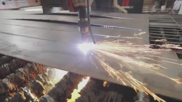 Cnc plasma maskin. Skär metallämnen med plasma. Plasmaskärning. — Stockvideo