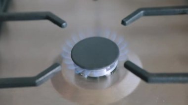 Gaz sobasının üzerinde ateş yanıyor. Yakıt yakma makinesi. Gaz ocağı. Gaz ocağı kapanıyor. Ocağın ateşini yakıyorum..