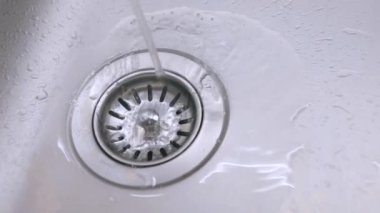 Su kanalizasyona akıyor. Karn 'ın suyu kanalizasyona akıyor. Su israfı.