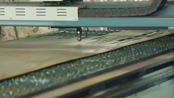Taglio di sbozzi metallici su una macchina CNC time lapse. Lavorare il taglio del gas. Taglio del gas in una fabbrica. — Video Stock