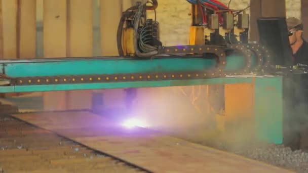 Het snijden van een metalen plaat met een CNC snijmachine. Cnc snijden van een metalen plaat door gas snijden. — Stockvideo
