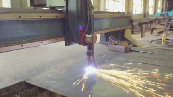 Découpe de flans métalliques sur une machine CNC close up. Coupe de gaz de travail. Découpe de gaz dans une usine. — Video