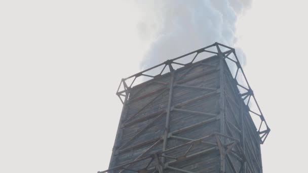 Emisiones de la chimenea de la planta. Humo grueso de la chimenea de la fábrica. Contaminación ambiental — Vídeo de stock