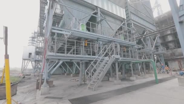 Gloomy exteriör av en stor fabrik. Metallkonstruktioner på fabriken. Video från en stor fabriks territorium — Stockvideo
