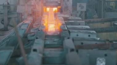 Taşıyıcı hattındaki sıcak metal. Kırmızı sıcak metal. Bir metalurji fabrikasında rulo metal üretimi