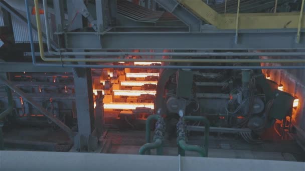 Procédé de production de métal dans une usine métallurgique. Métal rouge chaud dans une usine moderne. Usine métallurgique moderne — Video