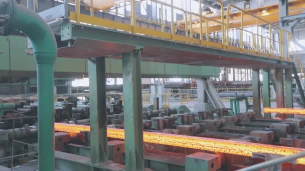 Metal production process in a metallurgical factory. Red hot metal in a modern factory. Modern metallurgical factory — Stock Video