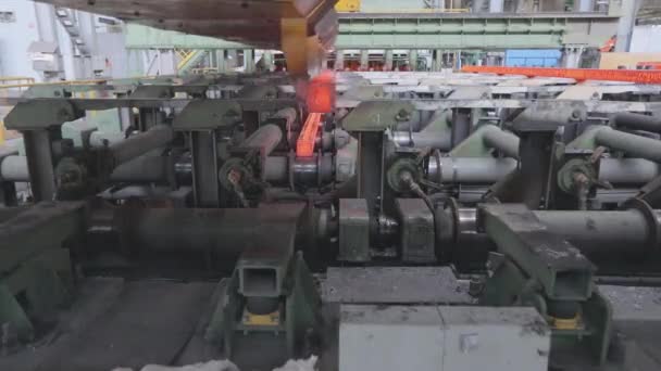 Conveyor line with red hot metal. Modern metallurgical plant. Automated conveyor line — Stock Video